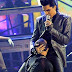 Adam Lambert simula una fellatio in diretta televisiva