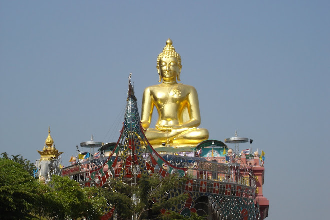 Buddha statue along the Mekong River, Golden Triangle