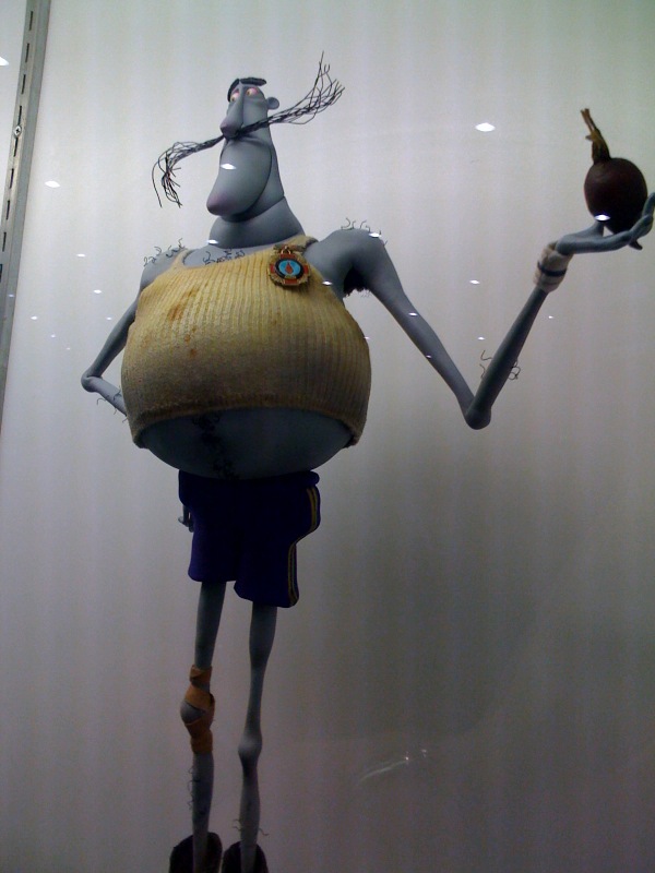 Бабинский коралина в стране кошмаров. Коралина в стране кошмаров бобински. Мистер бобински коралина. Бобинский из коралина в стране кошмаров. Мистер бобинский коралина.