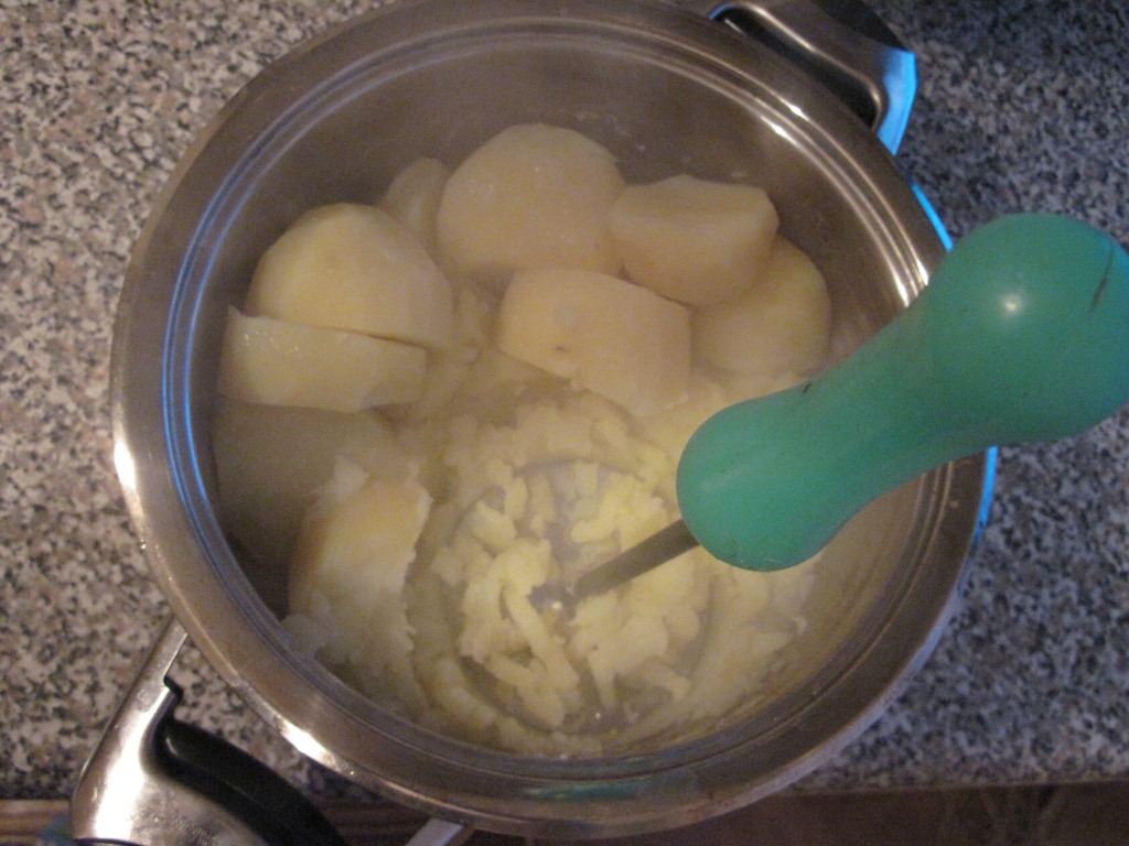 Картофельные очистки настой. Картофельный отвар. Картофельный отвар для рук. Шарики в суп из толченой картошки. Отвар картофельных очистков.
