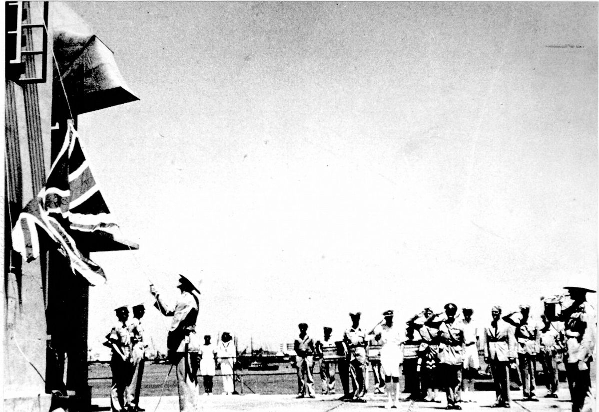 В великобритании спустили флаги. Мозамбик памятник героям войны за независимость. Британцы спустили белый флаг в Сингапуре вторая мировявойна. Американские школьники отдают честь флаг в 1928г.