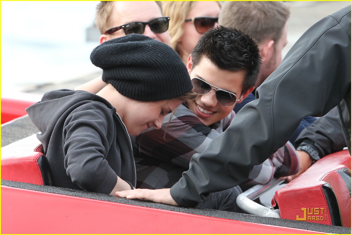 http://1.bp.blogspot.com/_eTAqPEkbEMM/TAI7jTc37wI/AAAAAAAAAOM/vRg5PIYA1II/s1600/kristen-stewart-taylor-lautner-sydney-harbor-09.jpg