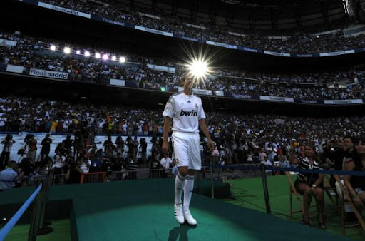 50,000 Real Madrid fans welcome Kaká - inside World Soccer