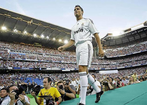 A packed Bernabéu welcomes Cristiano Ronaldo | inside World Soccer