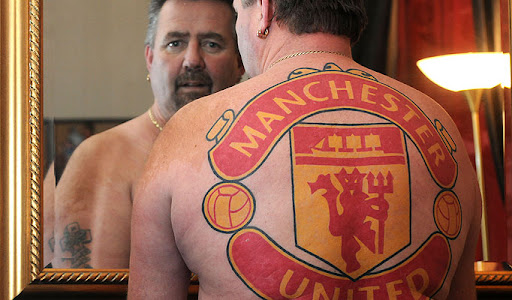John Retter shows his love for Manchester United with a huge tattoo on his back