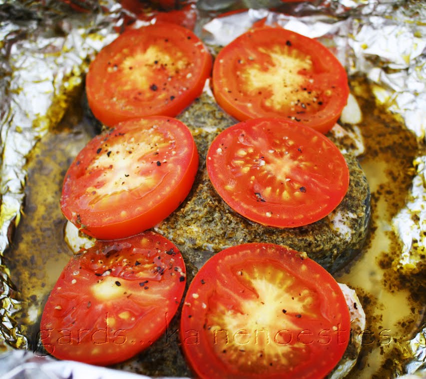 {gards... ka nenoēsties!}: {lasis folijā ar pesto un tomātiem}