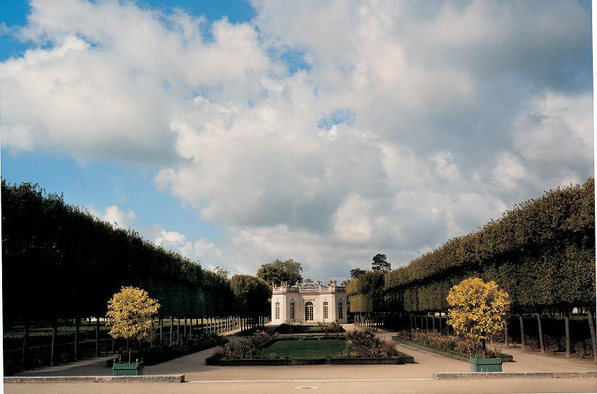 [MarieAntoinetteLastGardenVersailles_pg102-103.jpg]