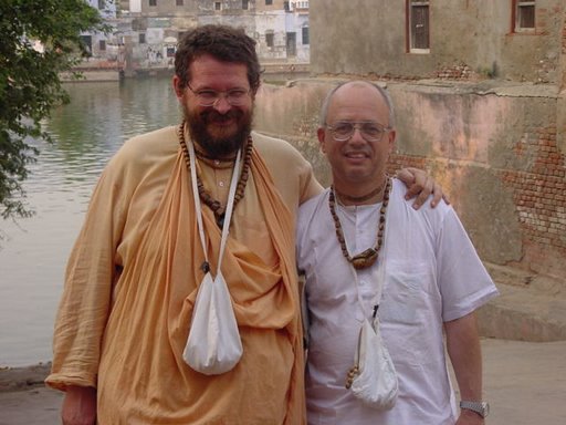 NUESTROS GUARDIANES SRILA PARAMADVEITI SWAMI  GURUMAHARAJ  Y SRIPAD ATULANANDA ACHARYA