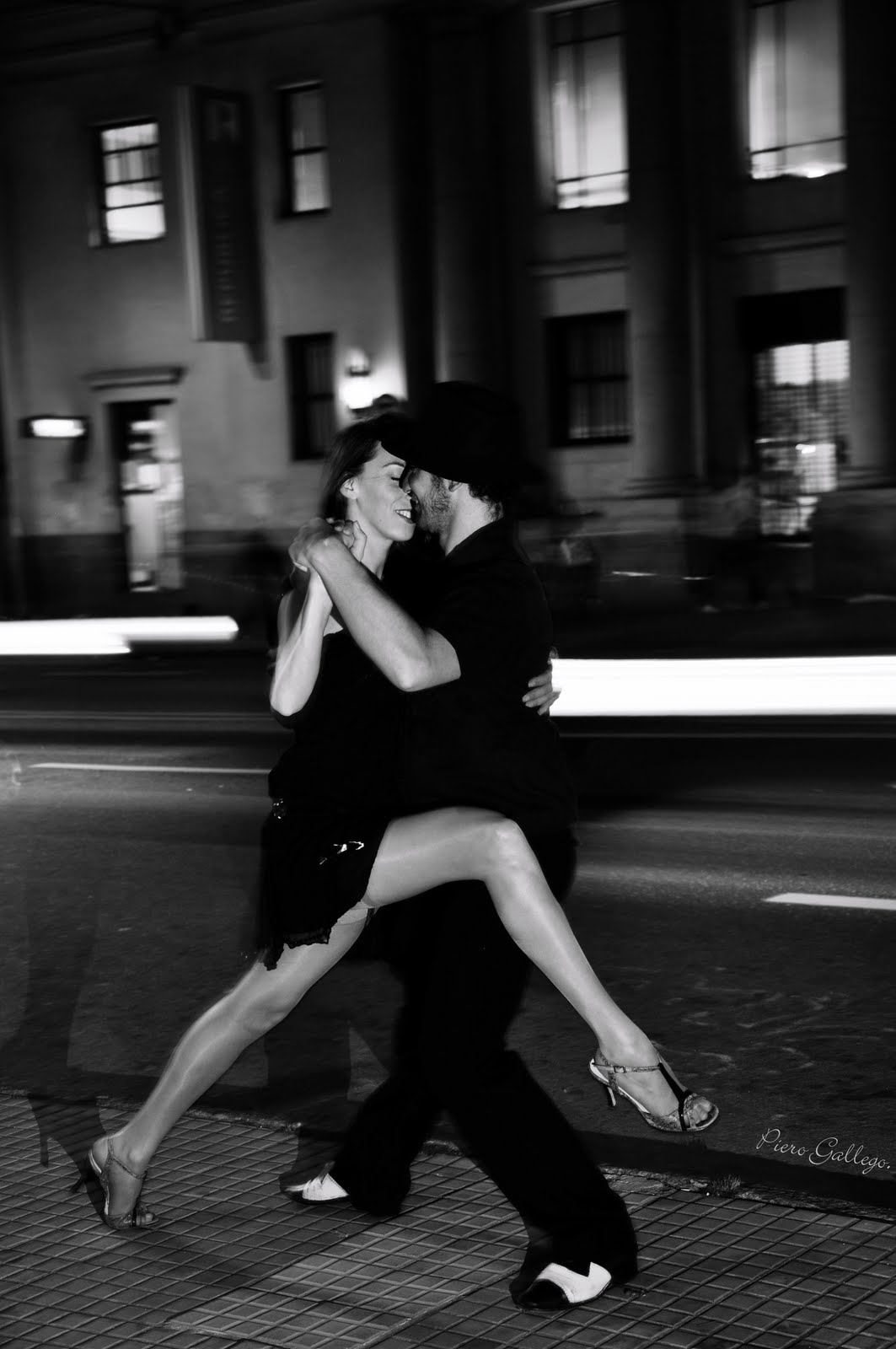 Dancing lesbians. Танго двух девушек. Платье для аргентинского танго. Лесбиян танго. Уругвай танго.