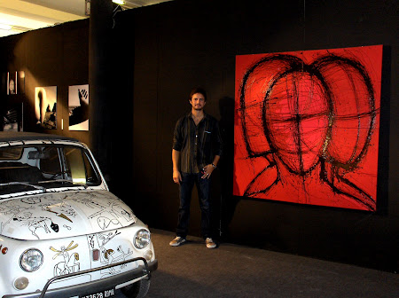 Antonello Gurrado vicino ad un suo  dipinto presente alla Fiera del Levante 2008