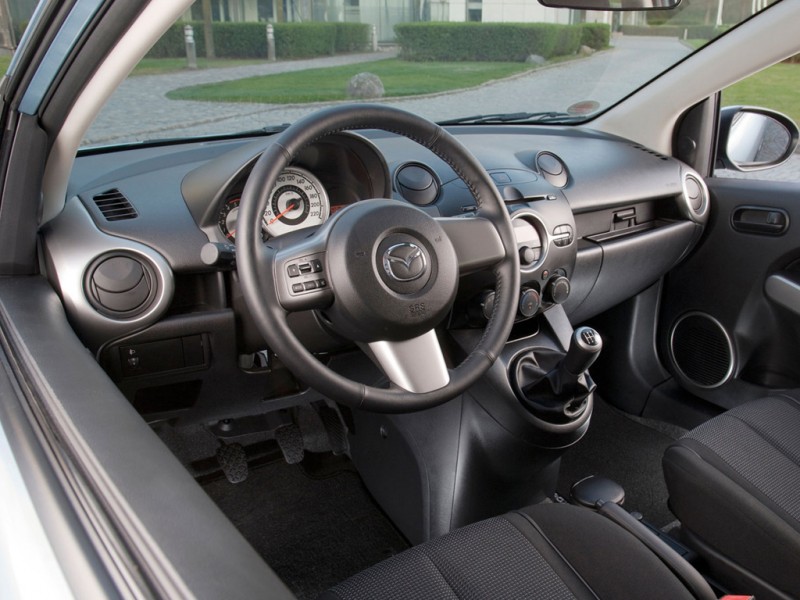 [2009+Mazda+2+3-Door+interior.jpg]