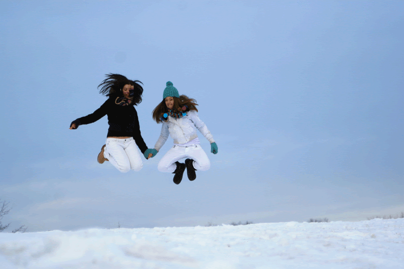 [chloe-et-jess-saute.gif]