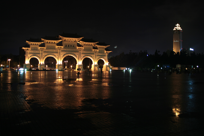 [porte+du+théatre.jpg]