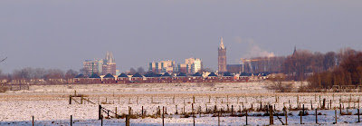 'ZIEN EN WETEN': ROERMONDSE SKYLINE.