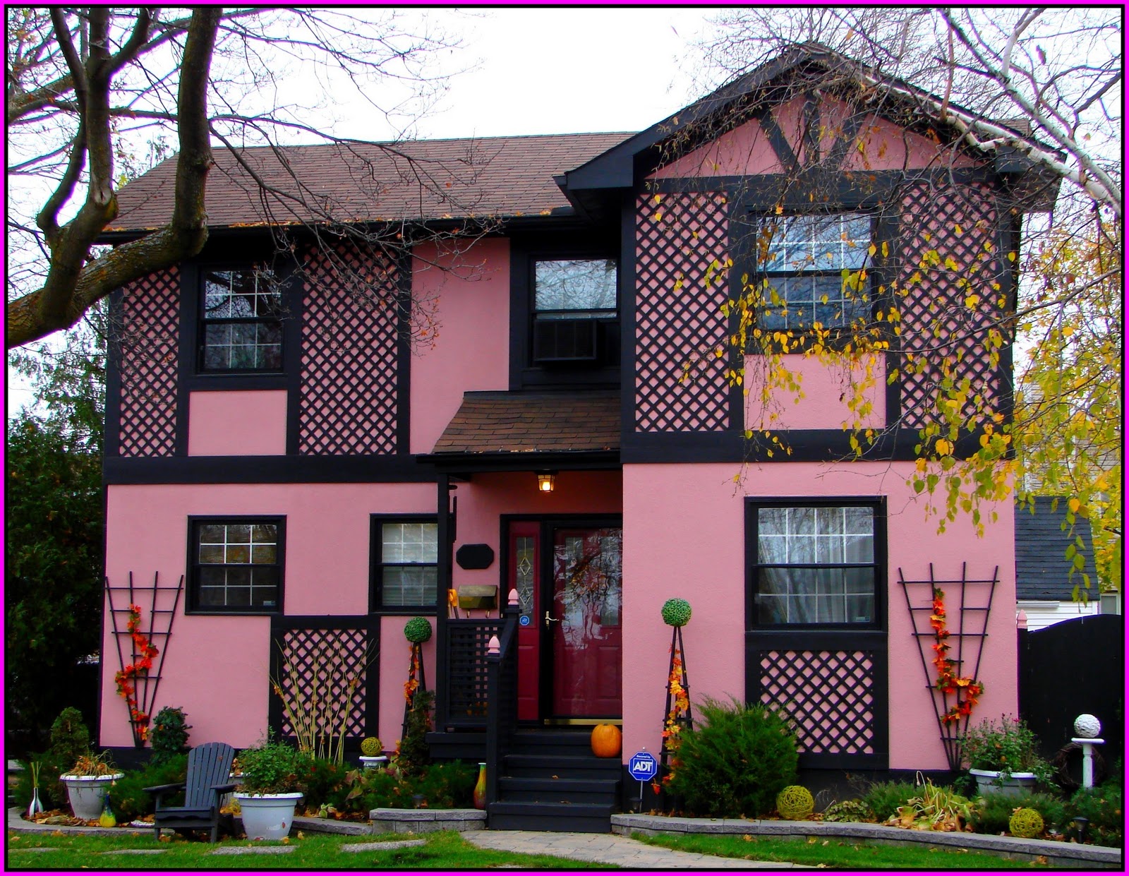 Дом с цветами розовый. Пинк Хаус дом. Розовый домик. Цветные фасады домов. Розовый коттедж.