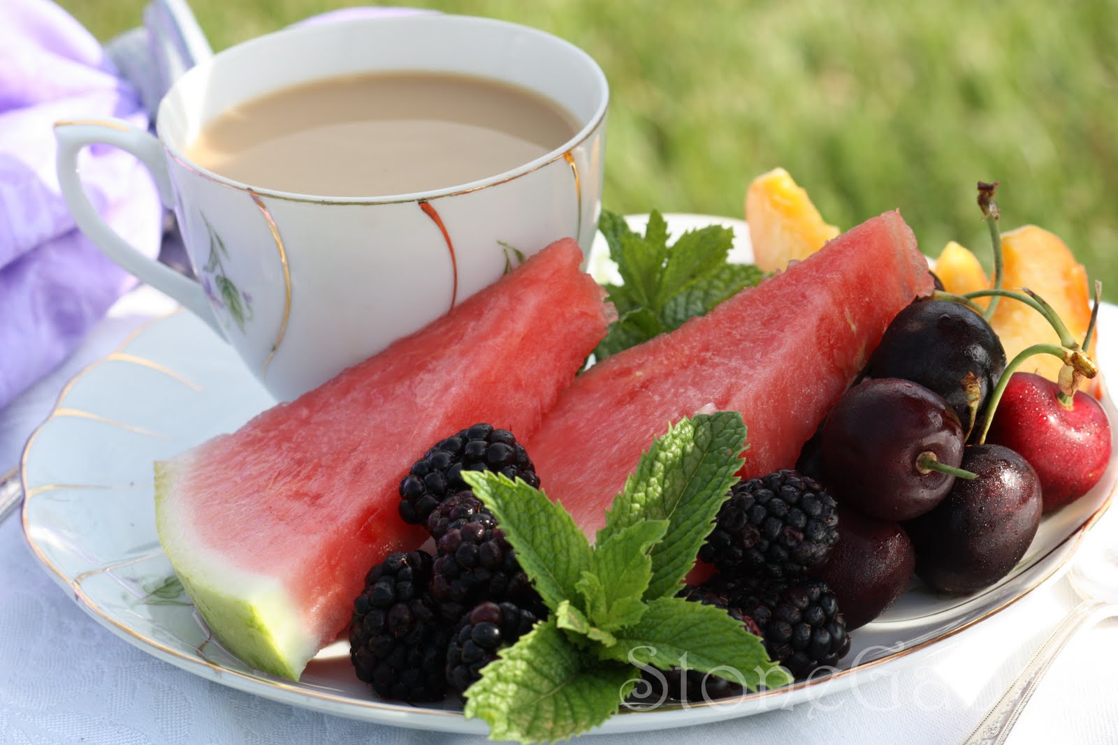 Фруктового утра. Фруктовый чай. Фруктово-ягодный чай. Красивый завтрак с фруктами. Чай с ягодами.
