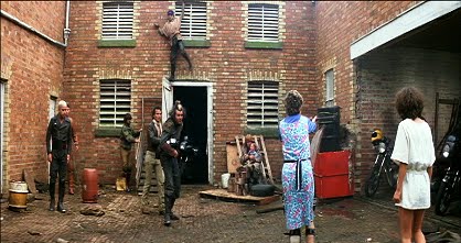 [10+INTENTANDO+ESCAPAR.BMP]