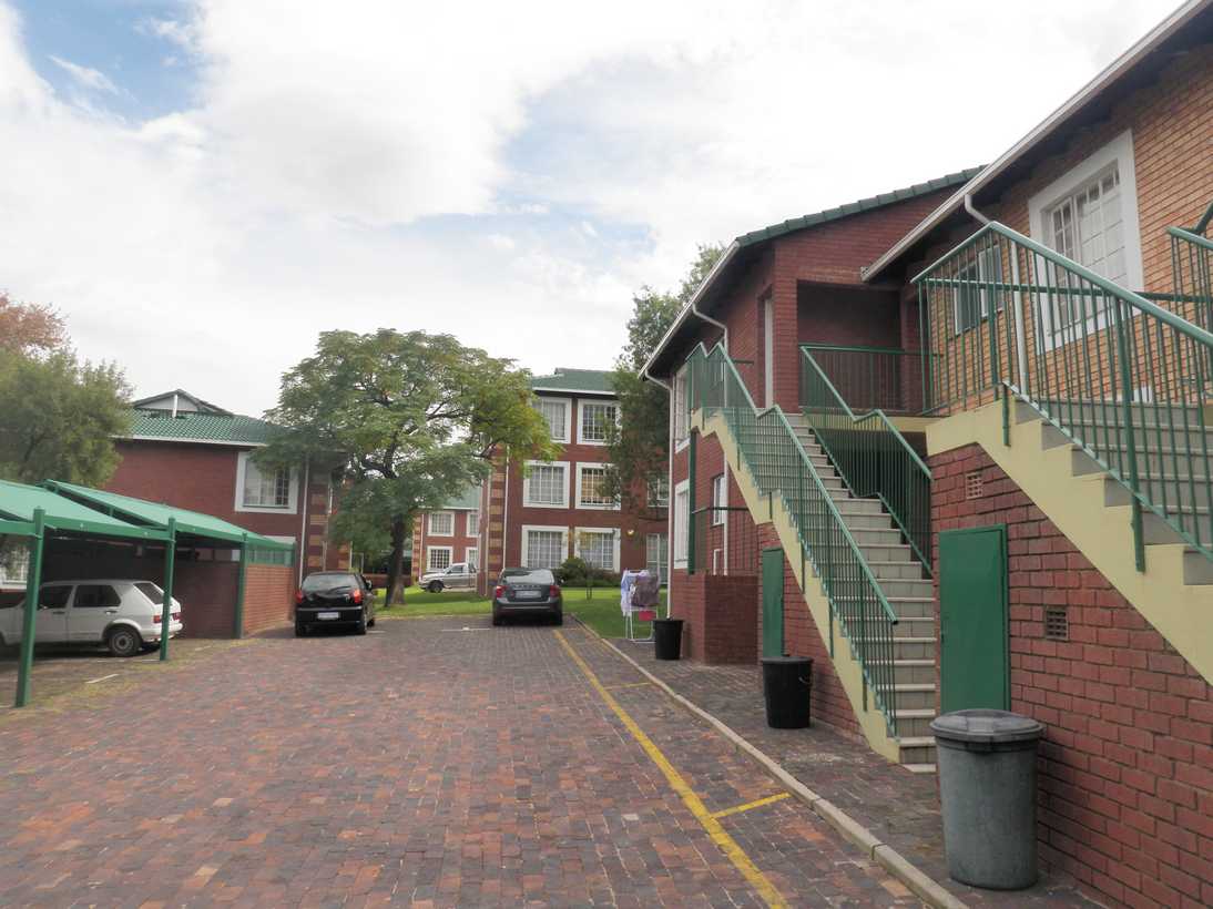 Bargain 3 Bed Flat in Midrand! R695 000 or R5000 r