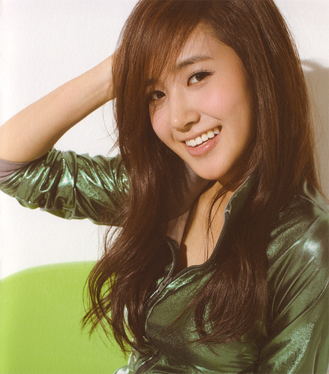 Yuri-girls-generation-snsd-7128940-1056-