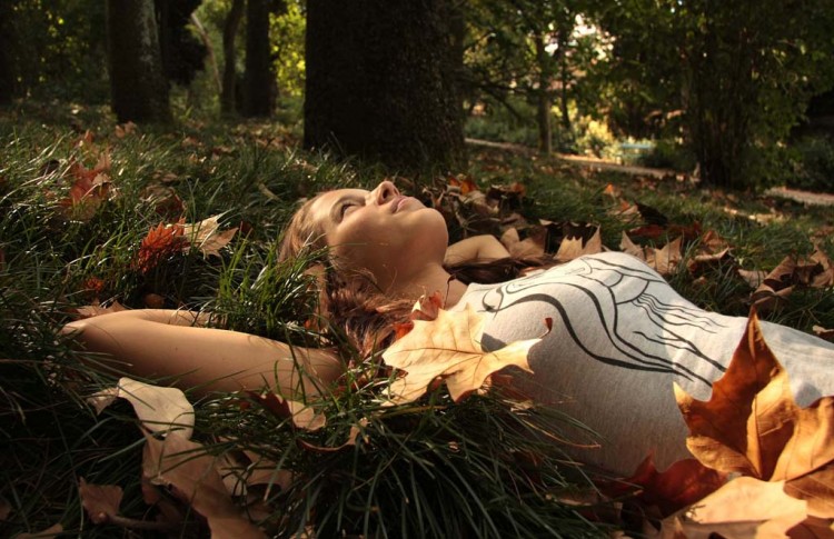 Folhas dos teus olhos que caem pelas faces em l�grimas