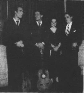 Edmundo Rivero  (primero  a   la  izquierda)  cuando era guitarrista de Celia Louzán. Abril de 1936.