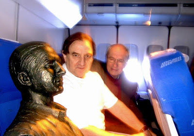 Carlos Del Mar con el Busto de Carlos Gardel en el 2006