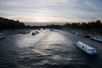 Puesta de sol sobre el Sena en Paris