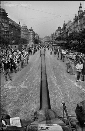 [Koudelka+-+Praga+1968+1.jpg]