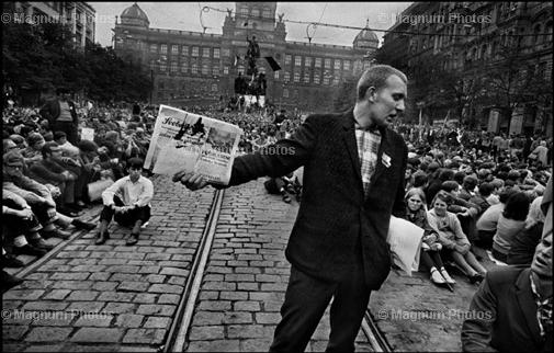 [Koudelka+-+Praga+1968+5.jpg]