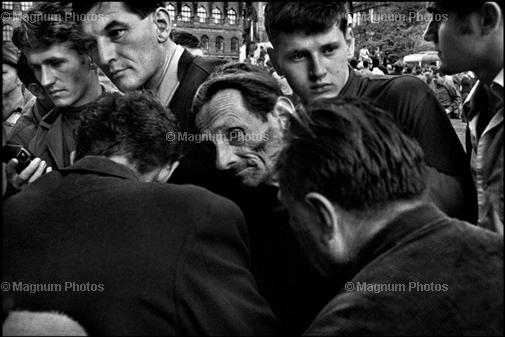 [Koudelka+-+Praga+1968+3.jpg]