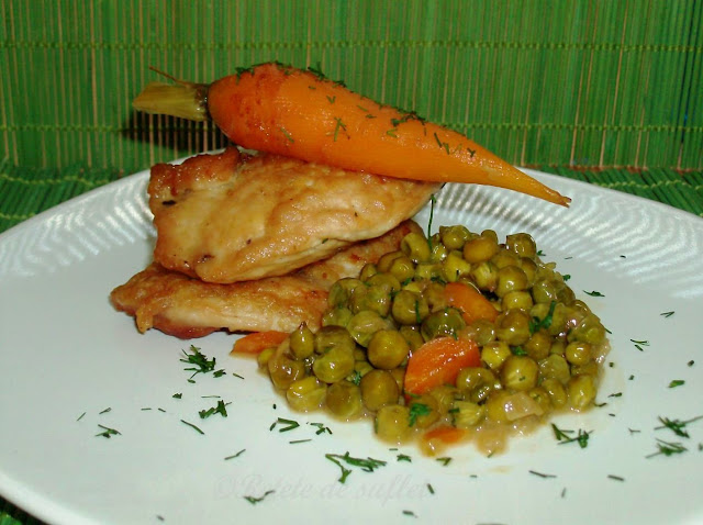 Bucatele de curcan cu mazare si morcovi de primavara (Turkey cutlets with spring peas and carrot