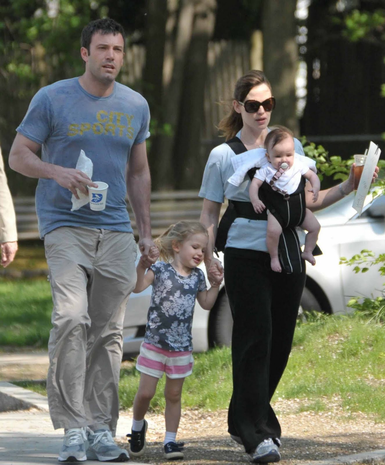 http://1.bp.blogspot.com/_g72O_yfj2lA/TB6neVfr-rI/AAAAAAAAADw/ccDgG6wYLJk/s1600/Jennifer-Garner-Ben-Affleck-Violet-Affleck-Seraphina-Affleck-Family-Stroll.jpg