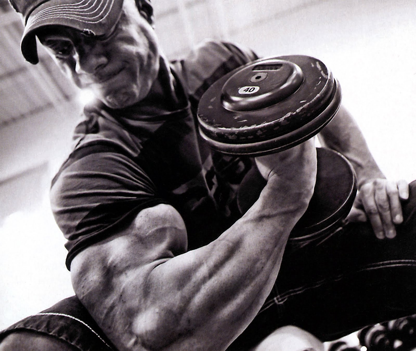 Опытный спортсмен. Силовые тренировки. Бодибилдинг начинающим. Тренировка новичка бодибилдинг э. Утомление мышц фото.