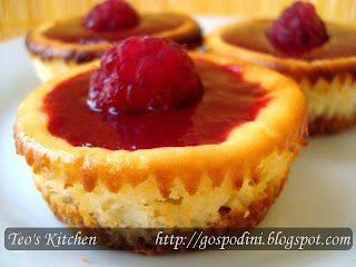 Mini-cheesecake cu sos de zmeura