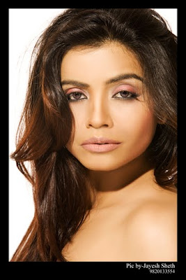 BOLLYWOOD BANDAR: ANGELINA JOLIE LOOK-ALIKE AALIYAH DEBUTS ...