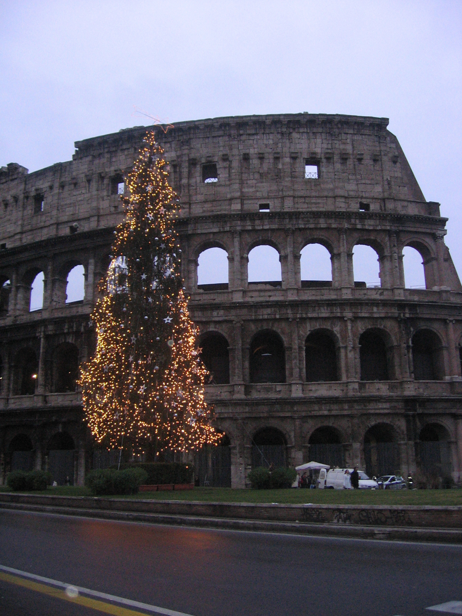 [Christmas+Tree+at+the+Colosseum.jpg]