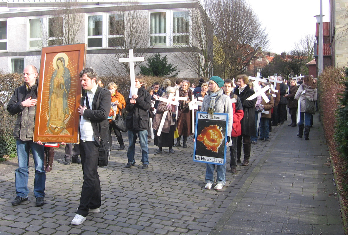 [Mustering+at+Aegidiikirche+1.jpg]