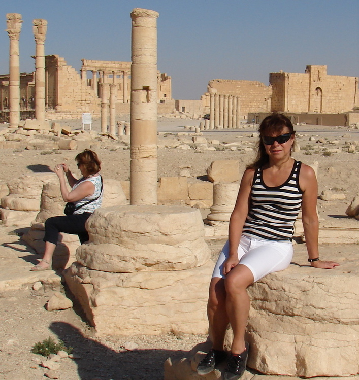 Posando en Palmira, y la otra a sus cosas