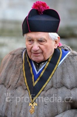 [RatzingerEhrendomherr2.jpg]