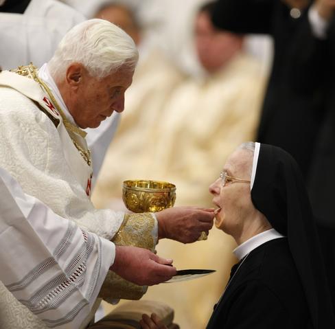 [090412_APTOPIX_VATICAN_POPE_EASTER.jpg]