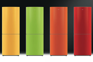 Este frigorífico estéticamente agradável de 302 litros da Smeg, Série F32BC, tem formas ligeiramente arredondadas, escondendo alças e as portas coloridas. Preço ligeiramente elevado para um frigorífico SMEG.