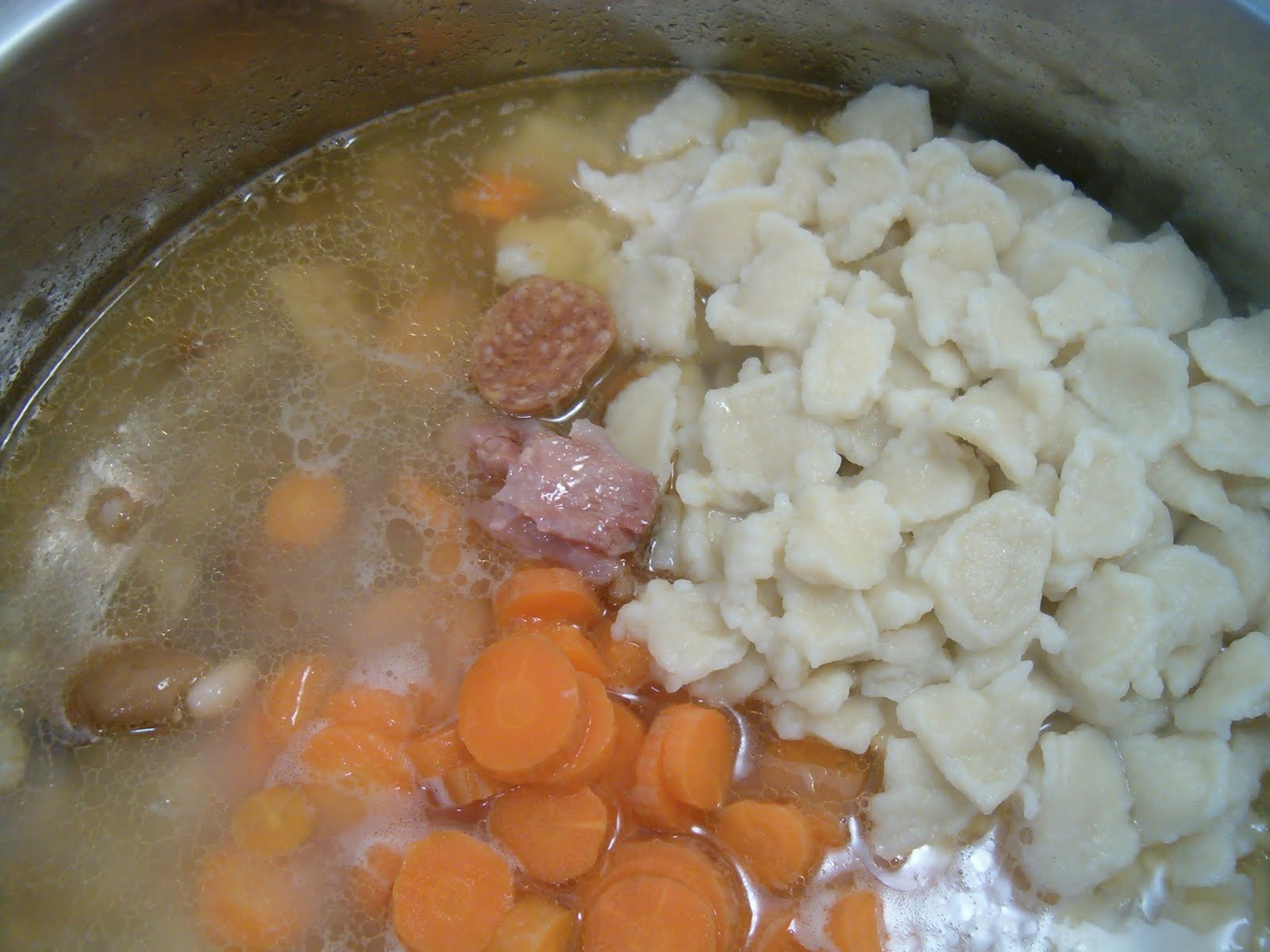Bean soup with smoked pork hocks