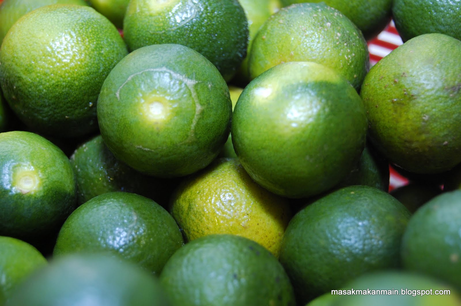 Homemade Salted Lime Remedy for Sore Throat & Cough 自制咸桔子 Makan