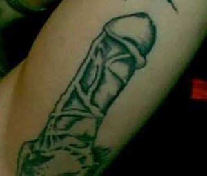 Un barbat si-a tatuat cuvantul „MINI” pe penis pentru a castiga o masina