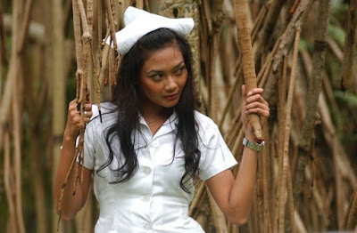 Foto Seksi Ajeng Ines Nugroho Dengan Pakaian Ala Suster [ www.BlogApaAja.com ]