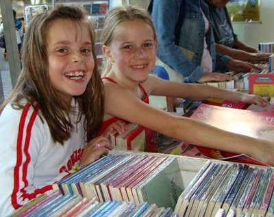 [Meninas-na-feira.jpg]