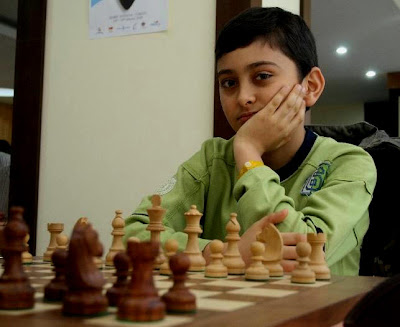 Un jeune joueur d'échecs