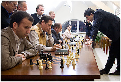 Vladimir Kramnik lors d'une simultanée à Moscou