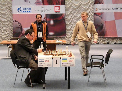 Ruslan Ponomariov debout face à Boris Gelfand © Site Officiel