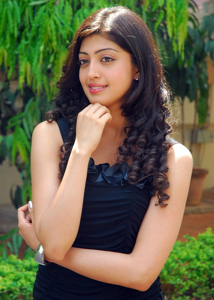 Unseen Hot Photos of Actresses: Praneeta Unseen Hot Pics